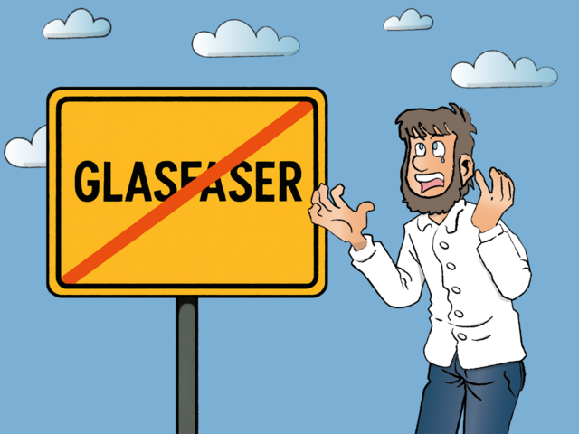 Fiete zeigt entsetzt auf ein gelbes Ortsschild mit dem durchgestrichenen Wort „Glasfaser“. Im Hintergrund blauer Himmel mit weißen Wolken.