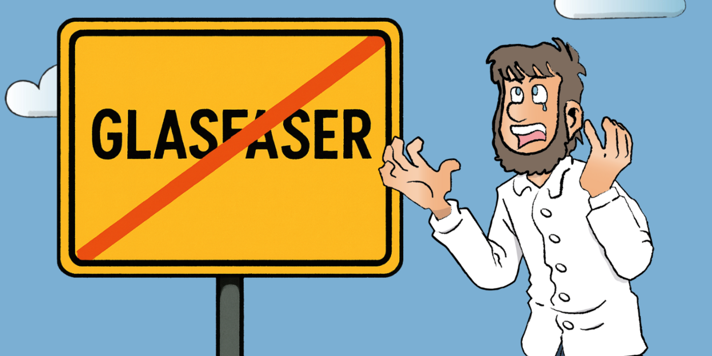 Fiete Fiete zeigt entsetzt auf ein gelbes Ortsschild mit dem durchgestrichenen Wort „Glasfaser“. Im Hintergrund blauer Himmel mit weißen Wolken.