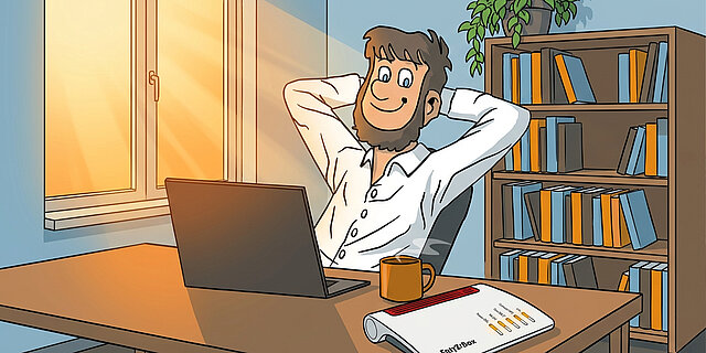 Fiete entspannt sich vor seinem Laptop in einem Arbeitszimmer.